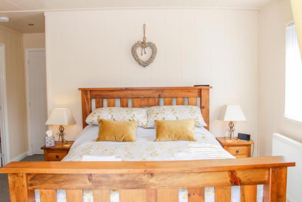Fabulous Detached Lodge With Hot Tub Two Nights Minimum Stay Bridgnorth Exterior foto